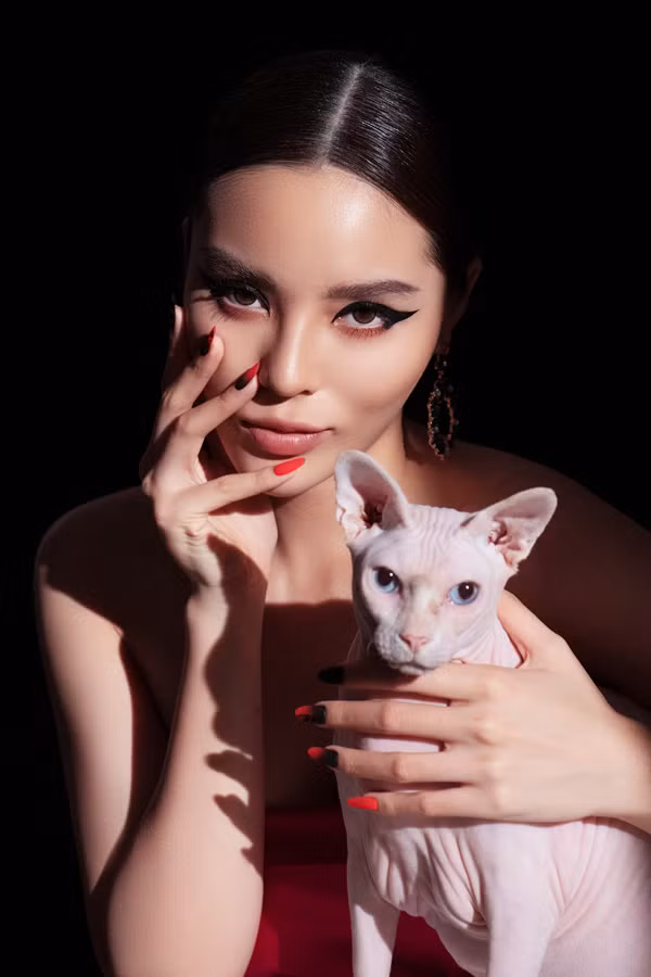 Kỳ Duyên thích màu đỏ pha đen vì hai màu này tượng trưng cho sự sắc sảo, bí ẩn.