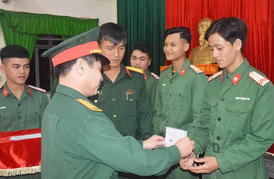  Đại tá Lê Sĩ Đào-Phó Bí thư Đảng ủy Phòng Tham mưu, Phó Tham mưu trưởng Bộ Chỉ huy Quân sự tỉnh tặng quà cho các đoàn viên hoàn thành nghĩa vụ quân sự. Ảnh: H.B