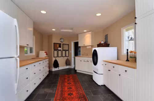  Bên cạnh lựa chọn máy giặt hiện đại, việc thay đổi hệ thống đèn, sắp xếp lại các đồ dùng giúp làm mới góc giặt.