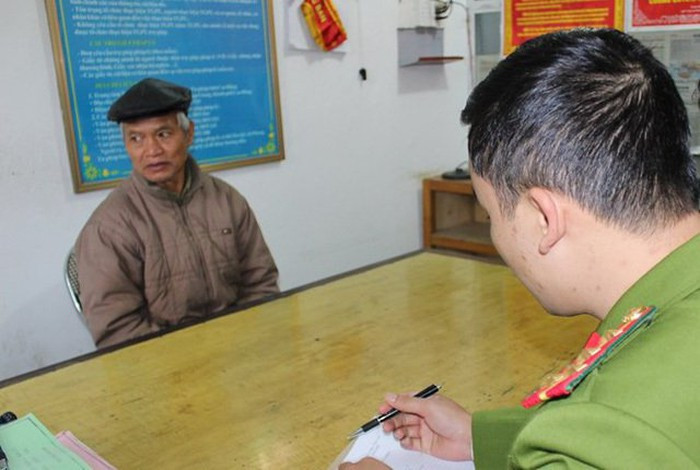 Giáo viên về hưu sát hại con riêng của vợ bị đưa về trụ sở Công an để lấy lời khai. (Ảnh CA Cao Bằng) Giáo viên về hưu sát con riêng của vợ bị đưa về trụ sở Công an để lấy lời khai. Ảnh CA Cao Bằng
