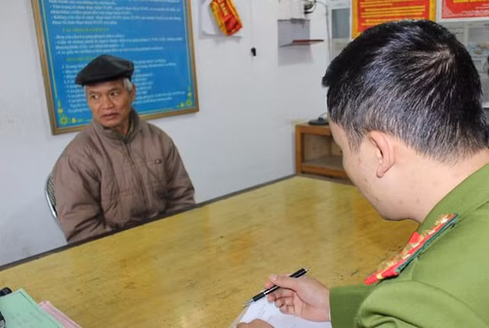 Giáo viên về hưu sát con riêng của vợ bị đưa về trụ sở Công an để lấy lời khai. Ảnh CA Cao Bằng