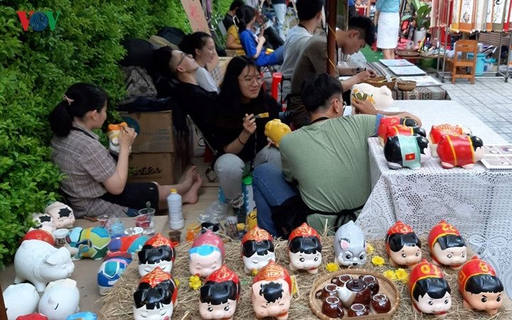 Các quầy hàng được bố trí thành từng cụm theo chủ đề tết Xưa và Nay bày trí bắt mắt.