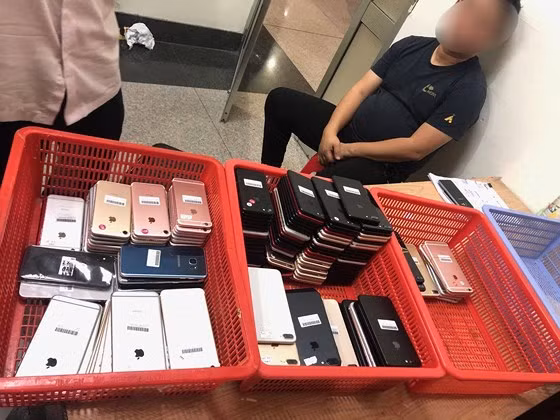 Nam hành khách cùng tang vật. 