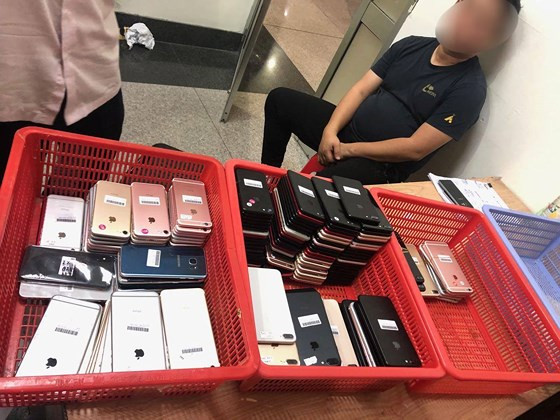 Nam hành khách cùng tang vật. 