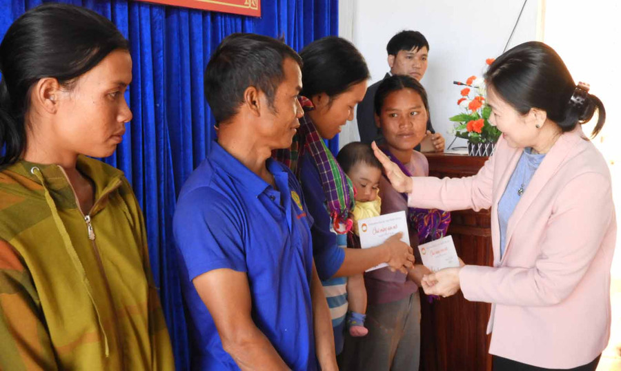 Phó Chủ tịch Trương Thị Ngọc Ánh tặng quà. Ảnh: Thanh Nhật