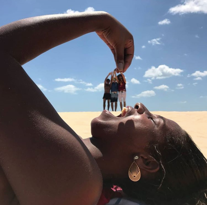  Lợi dụng định luật xa gần, bạn có thể sáng tạo 1.000 kiểu ảnh có 1-0-2. Nếu đứng ở bãi biển có không gian rộng rãi, bạn có thể thử dáng 