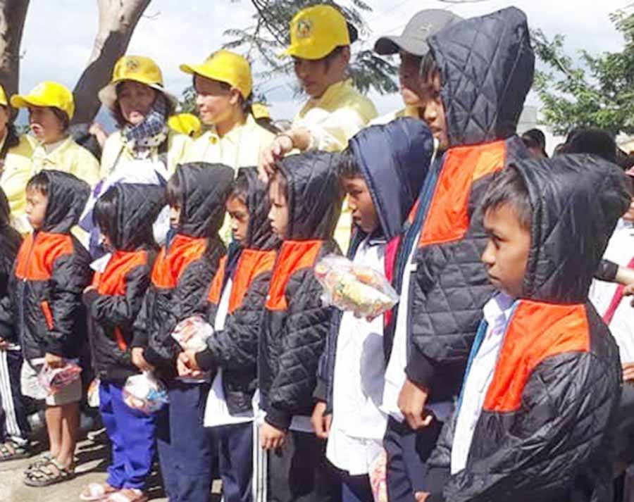 Tặng áo ấm cho học sinh tiểu học xã Krông Năng (huyện Krông Pa, Gia Lai). Ảnh: Ngọc Ngọc