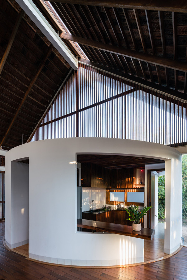 Khu vực này có kết cấu dạng hình tròn với 1/3 hình tròn nằm ngoài mái ngói. Khu vực này có kết cấu dạng hình tròn với 1/3 hình tròn nằm ngoài mái ngói.