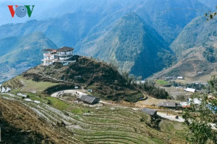  Nhắc đến Sa Pa, người ta nghĩ tới vùng đất Tây Bắc mang một vẻ đẹp nguyên sơ với những ruộng bậc thang nối tiếp nhau, trải dài theo triền núi. Sa Pa được khách du lịch yêu mến bởi vẻ đẹp nguyên sơ, không khí trong lành...