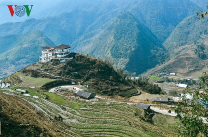  Nhắc đến Sa Pa, người ta nghĩ tới vùng đất Tây Bắc mang một vẻ đẹp nguyên sơ với những ruộng bậc thang nối tiếp nhau, trải dài theo triền núi. Sa Pa được khách du lịch yêu mến bởi vẻ đẹp nguyên sơ, không khí trong lành...