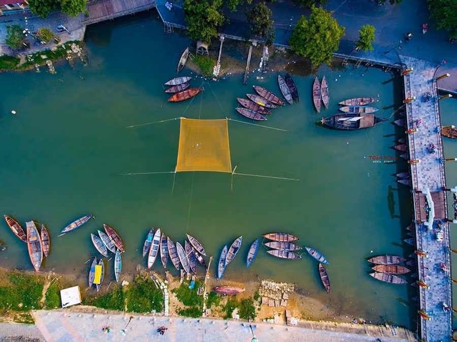 Cầu An Hội và những chiếc ghe trên sông Hoài