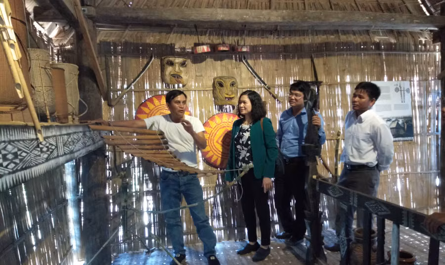 Ông Đinh Dũng, làng Mơ Hra giới thiệu một số nhạc cụ của dân tộc Bahna. Ảnh: Hà Duyệt