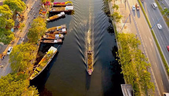  Ghe hoa từ ĐBSCL đã bắt đầu cập Bến Bình Đông, Kênh Tẻ. Ảnh: NHẬT ANH