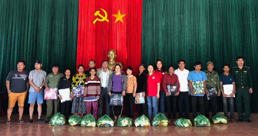 Ban Liên lạc Kháng chiến tỉnh trao quà cho người nghèo tại xã Ia Nan, huyện Đức Cơ. Ảnh: N.T  Ban Liên lạc Kháng chiến tỉnh trao quà cho người nghèo tại xã Ia Nan, huyện Đức Cơ. Ảnh: N.T