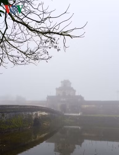 Những công trình kiến trúc cổ, thành quách, đền đài mờ mờ ẩn hiện trong màn sương mờ ảo gây nên cảm giác về một Huế xưa trong sớm bình minh... Những cổng thành ẩn hiện trong làn sương dày đặc.