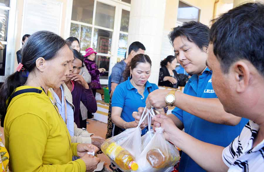  Tặng quà cho bệnh nhân nghèo. Ảnh: Đ.Y