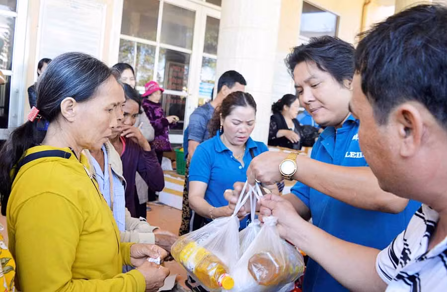  Tặng quà cho bệnh nhân nghèo. Ảnh: Đ.Y