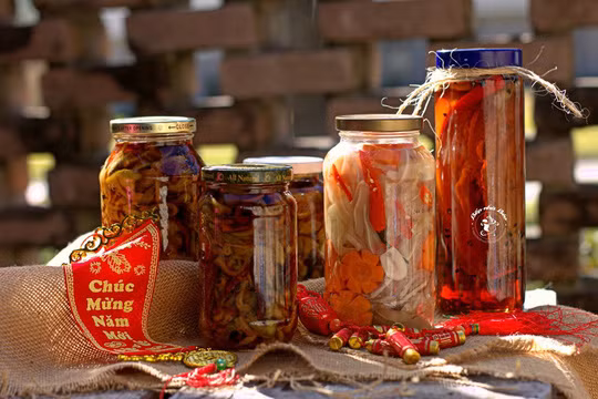 Thịt heo hâm nước mắm: Người miền Trung sau khi luộc chín thịt heo sẽ ngâm với nước mắm pha đường. Từng hũ thịt to sẽ để ngâm 3 ngày cho thịt ngấm rồi mới đem ra dùng ngày Tết. Ảnh: Bepnhabeo.