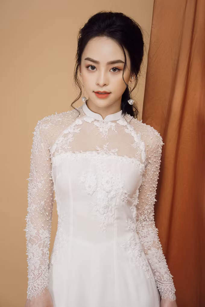 Các chi tiết cườm, hạt được đính kết dọc cánh tay giúp áo có độ bắt sáng tự nhiên, khiến cô dâu trở thành tâm điểm của lễ ăn hỏi, đám cưới. 