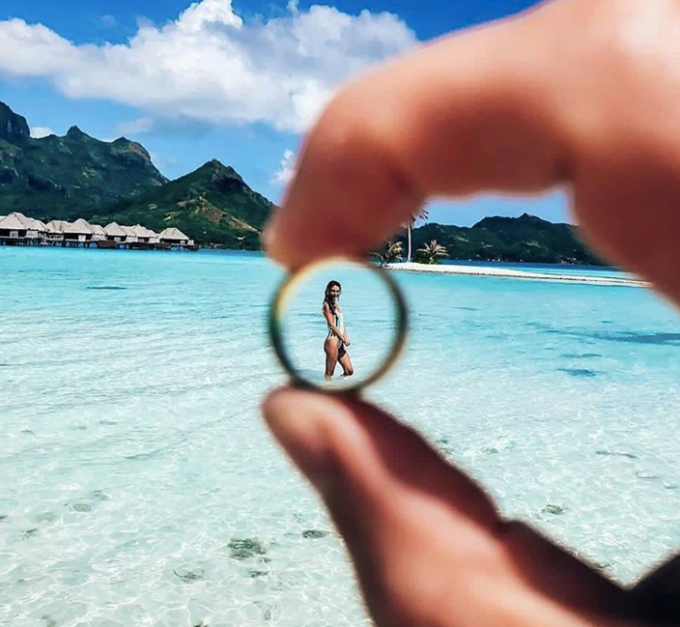  Chụp ảnh trong kỳ nghỉ trăng mật hay chuyến đi có hai người luôn cần sự sáng tạo để trở nên đáng nhớ hơn. Một trong những cách chụp ảnh bạn trai giấu mặt mà vẫn tình tứ chính là thử cách chụp lạ với chiếc nhẫn, vừa gián tiếp 