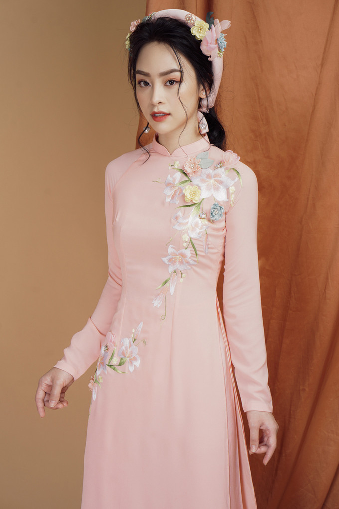 Họa tiết hoa thêu chạy chéo từ cầu vai tới eo không quá cầu kỳ nhưng đủ giúp nàng có được vẻ đẹp tinh khôi, nữ tính. Họa tiết hoa thêu chạy chéo từ cầu vai tới eo không quá cầu kỳ nhưng đủ giúp nàng có được vẻ đẹp tinh khôi, nữ tính.