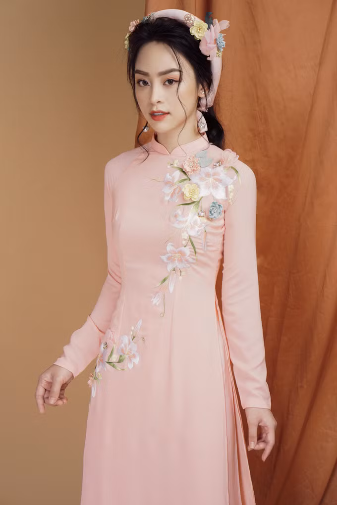 Họa tiết hoa thêu chạy chéo từ cầu vai tới eo không quá cầu kỳ nhưng đủ giúp nàng có được vẻ đẹp tinh khôi, nữ tính. 