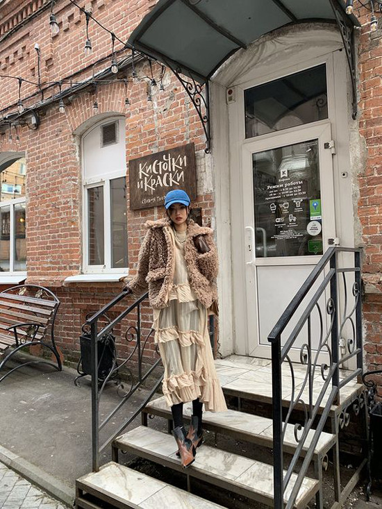 Các kiểu áo khoác lông, áo trần bông vẫn không mất đi vị thế ở trào lưu ăn mặc thịnh hành. Nhiều cô nàng chọn chúng để mix đồ phá cách cùng váy xuyên thấu, quần suông dáng rộng và các kiểu chân váy. Các kiểu áo khoác lông, áo trần bông vẫn không mất đi vị thế ở trào lưu ăn mặc thịnh hành. Nhiều cô nàng chọn chúng để mix đồ phá cách cùng váy xuyên thấu, quần suông dáng rộng và các kiểu chân váy.