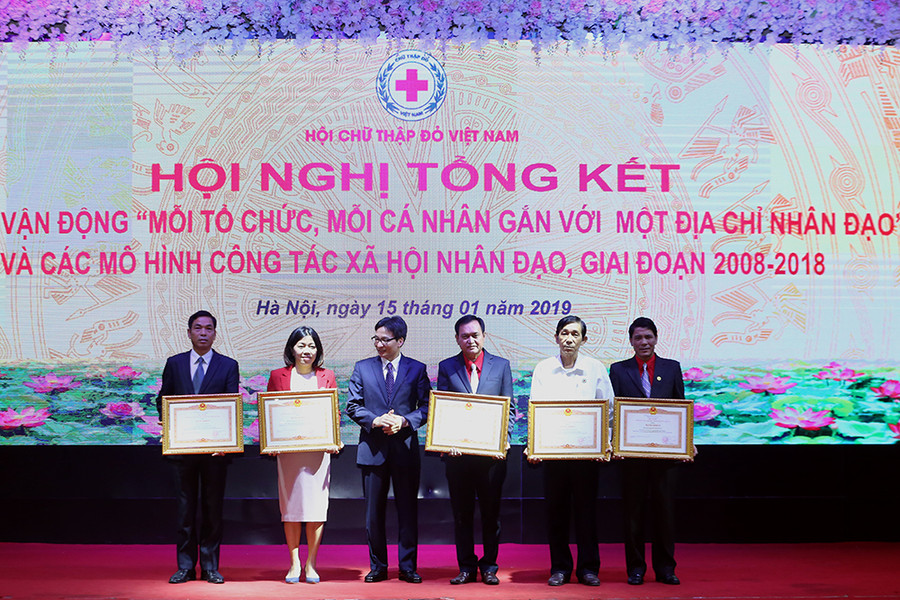 Phó Thủ tướng Vũ Đức Đam trao Bằng khen của Thủ tướng Chính phủ cho các tập thể có thành tích xuất sắc trong thực hiện cuộc vận động “Mỗi tổ chức, mỗi cá nhân gắn với một địa chỉ nhân đạo”. Ảnh: VGP/Đình Nam Phó Thủ tướng Vũ Đức Đam trao Bằng khen của Thủ tướng Chính phủ cho các tập thể có thành tích xuất sắc trong thực hiện cuộc vận động “Mỗi tổ chức, mỗi cá nhân gắn với một địa chỉ nhân đạo”. Ảnh: VGP/Đình Nam