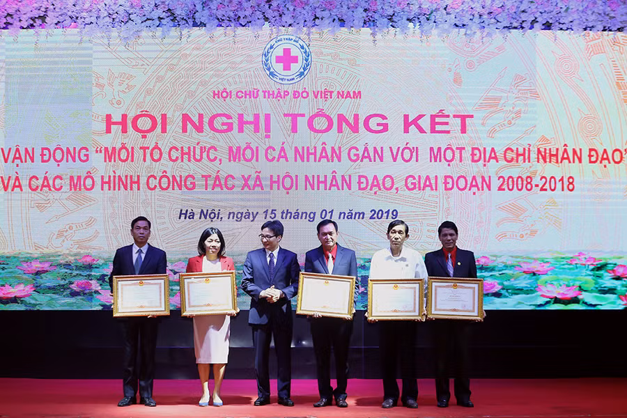 Phó Thủ tướng Vũ Đức Đam trao Bằng khen của Thủ tướng Chính phủ cho các tập thể có thành tích xuất sắc trong thực hiện cuộc vận động “Mỗi tổ chức, mỗi cá nhân gắn với một địa chỉ nhân đạo”. Ảnh: VGP/Đình Nam