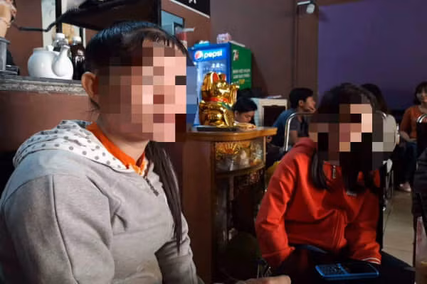  Hai mẹ con chị L. kể lại sự việc