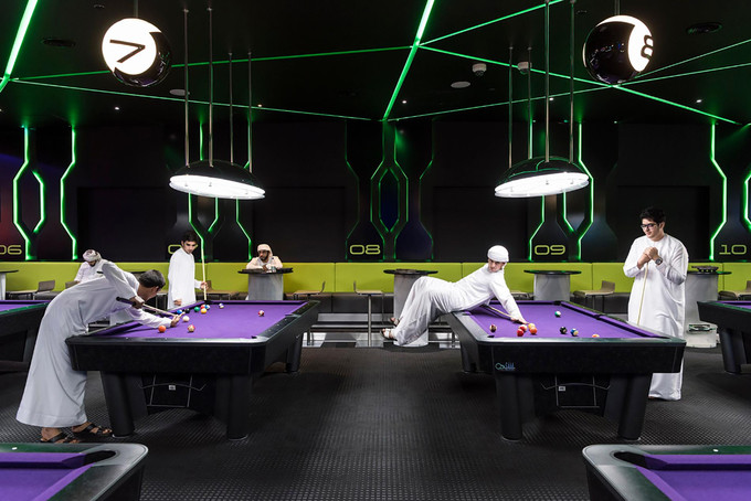 Các chàng trai người Dubai chơi billiard tại Hub Zero, công viên trò chơi, nằm trong trung tâm mua sắm City Walk. Theo số liệu từ chính phủ, ở Dubai có đến 70% nam giới, đứng hàng đầu thế giới về tỷ lệ chênh lệch giới tính. Ở những khu dân cư với đa số là người lao động nghèo như quận Sonapur, gần như không có phụ nữ. 92% những người sống ở Dubai đến từ khắp nơi trên thế giới. Người nhập cư đã góp công lớn trong việc xây dựng thành phố.