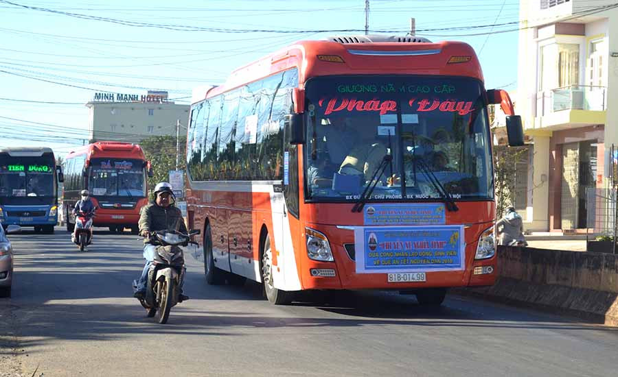 “Chuyến xe nghĩa tình” bắt đầu hành trình. Ảnh: L.H