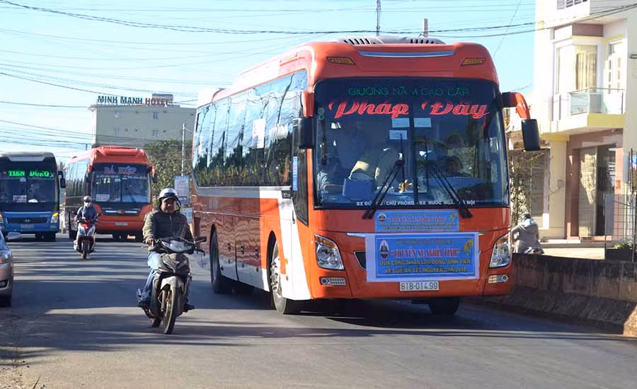 “Chuyến xe nghĩa tình” bắt đầu hành trình. Ảnh: L.H