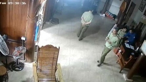  3 cán bộ, kiểm soát viên Đội Quản lý thị trường số 8 vào kiểm tra hồ sơ bốc thuốc của ông Hùng.