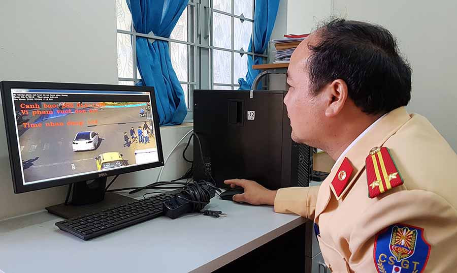 CSGT Công an TP. Pleiku theo dõi các phương tiện tham gia giao thông qua hệ thống camera giám sát. Ảnh: M.N