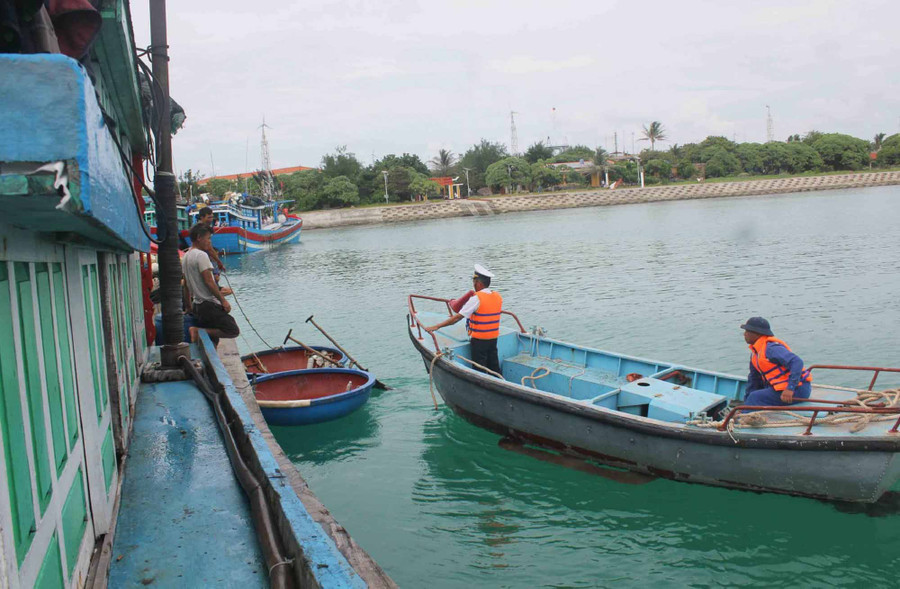 Lực lượng kỹ thuật tiếp cận tàu cá của anh Lực để nhanh chóng sửa chữa. .Ảnh: Quang Tấn