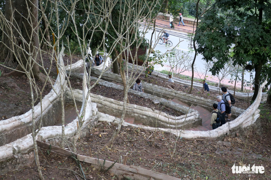 Dọc hai bên cầu thang là hai tượng rồng chầu. Du khách muốn lên đỉnh núi phải bước qua 328 bậc thang - Ảnh: T.T.D.