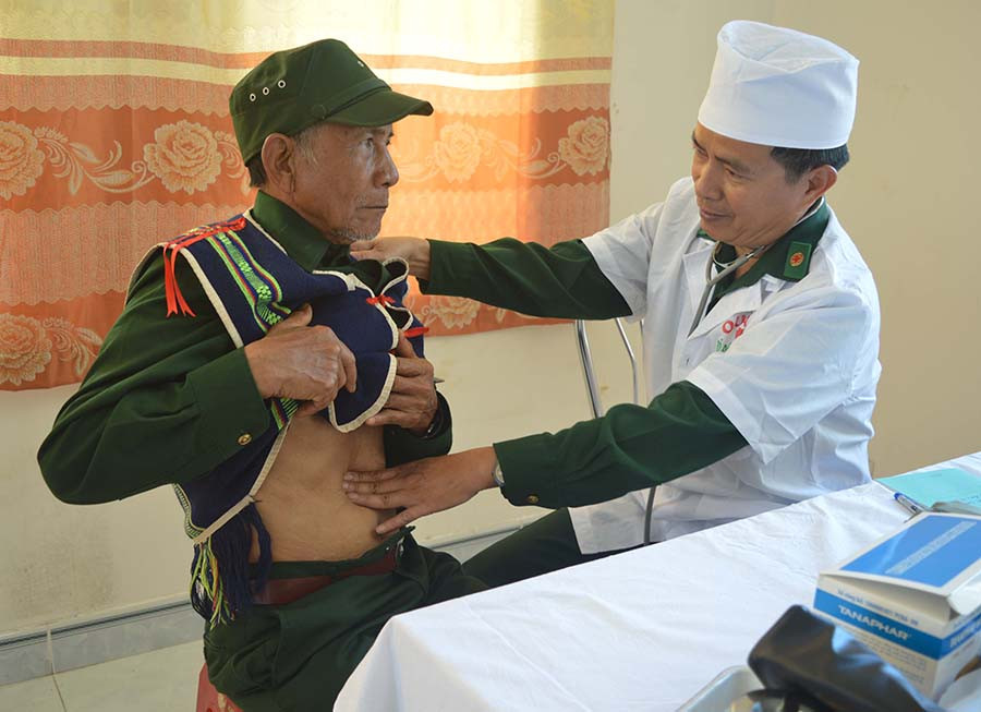  Bác sĩ khám bệnh cho một già làng. Ảnh: A.H