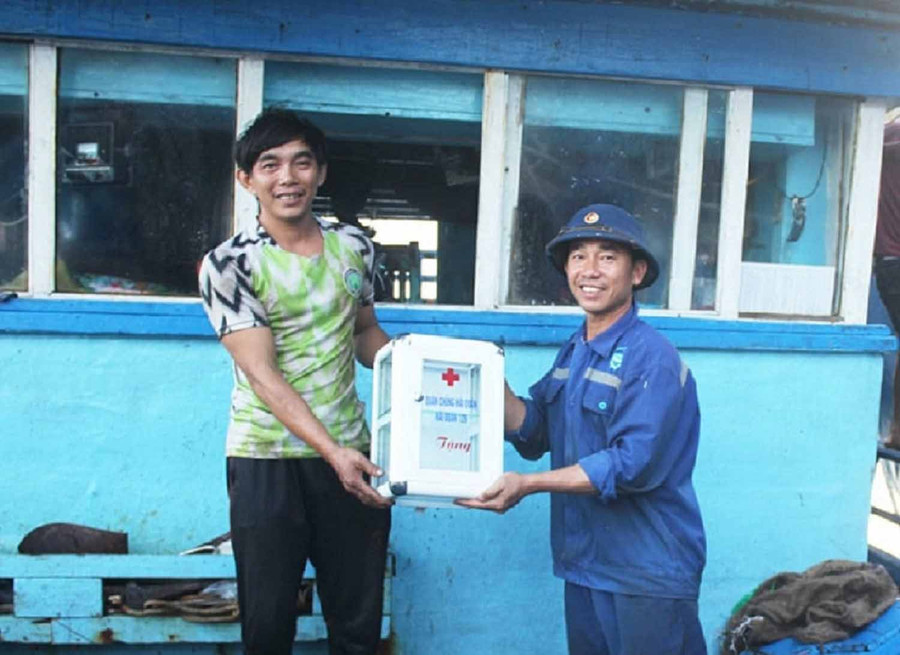 Tặng tủ y tế cho ngư dân. Ảnh: Quang Tấn