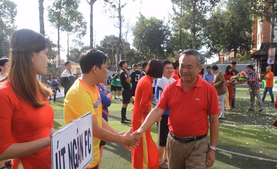  Ông Phạm Văn Tuấn-Phó Tổng cục trưởng Tổng dục TDTT bắt tay chúc mừng các cầu thủ. Ảnh: Văn Ngọc