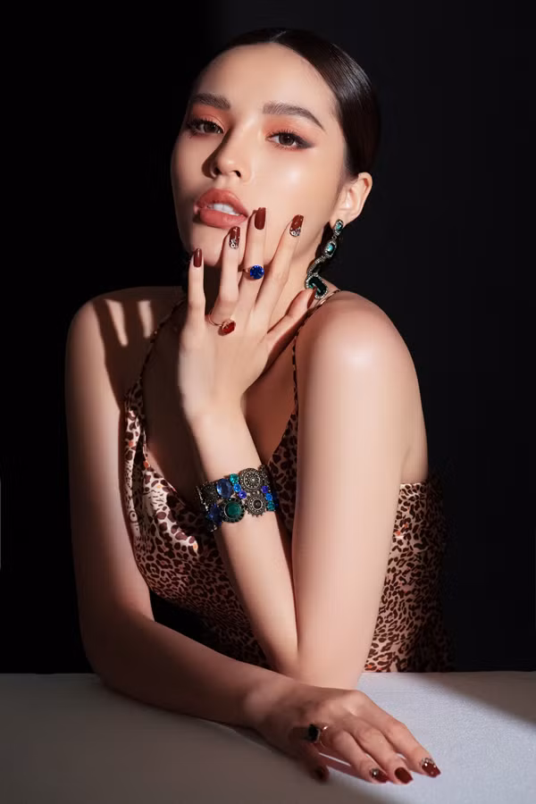 Nhân dịp năm mới, Hoa hậu Việt Nam 2014 tư vấn 5 màu móng phù hợp làm đẹp đi chơi Tết.