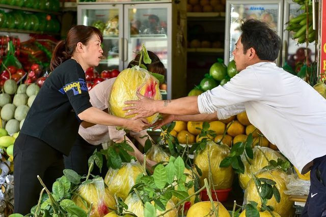 Chia sẻ với PV, chị Hùng Ơn, chủ cửa hàng hoa quả trên đường Lạc Long Quân cho biết, dịp Tết Kỷ Hợi năm nay chị nhập khoảng 1000 quả bưởi Kỳ Đà. Đến thời điểm này đã tiêu thụ được khoảng 600 quả, dự tính đến ngày 29 Tết là sẽ bán hết hàng.
