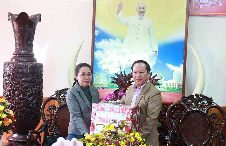 Phó Bí thư Tỉnh ủy Châu Ngọc Tuấn tặng quà cho đoàn. Ảnh: N.S Phó Bí thư Tỉnh ủy Châu Ngọc Tuấn tặng quà cho đoàn. Ảnh: N.S