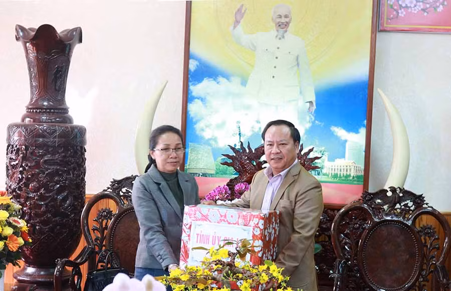 Phó Bí thư Tỉnh ủy Châu Ngọc Tuấn tặng quà cho đoàn. Ảnh: N.S