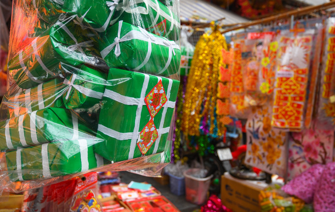 Một điểm mới tại chợ Hàng Mã (liền với chợ Hàng Lược) là bánh chưng, bánh tét giấy. Chị Linh, chủ một cửa hàng kinh doanh tại đây chia sẻ, năm nay vẫn có nhà lầu, xe hơi, smartphone giấy… như các năm trước với mức giá giữ nguyên. Ngoài bánh chưng, bánh tét, chị Linh và các hộ bán hàng mã khác còn nhập thêm iPhone X và những mẫu cành vàng lá ngọc có thiết kế mới.