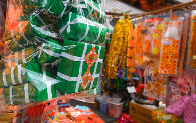 Một điểm mới tại chợ Hàng Mã (liền với chợ Hàng Lược) là bánh chưng, bánh tét giấy. Chị Linh, chủ một cửa hàng kinh doanh tại đây chia sẻ, năm nay vẫn có nhà lầu, xe hơi, smartphone giấy… như các năm trước với mức giá giữ nguyên. Ngoài bánh chưng, bánh tét, chị Linh và các hộ bán hàng mã khác còn nhập thêm iPhone X và những mẫu cành vàng lá ngọc có thiết kế mới.