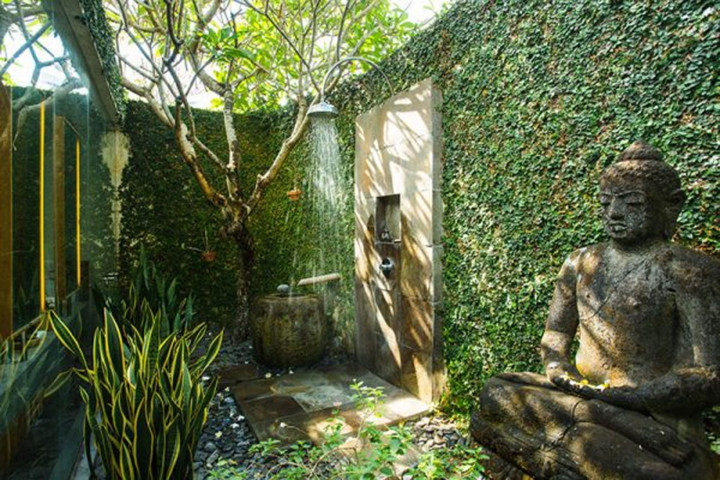 Phòng tắm ở khu biệt thự Belong Dua ở Bali, Indonesia với vòi hoa sen được gắn trên bức tường phủ đầy cây thường xuân. Bên cạnh là bức tượng phật tạo nên không gian tắm vừa lãng mạn, huyền bí. Phòng tắm ở khu biệt thự Belong Dua ở Bali, Indonesia với vòi hoa sen được gắn trên bức tường phủ đầy cây thường xuân. Bên cạnh là bức tượng phật tạo nên không gian tắm vừa lãng mạn, huyền bí.