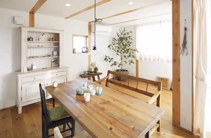 Bàn ăn sử dụng màu gỗ tự nhiên, trong khi tủ bát đĩa sơn trắng xóa tan cảm giác nhàm chán trong căn phòng.