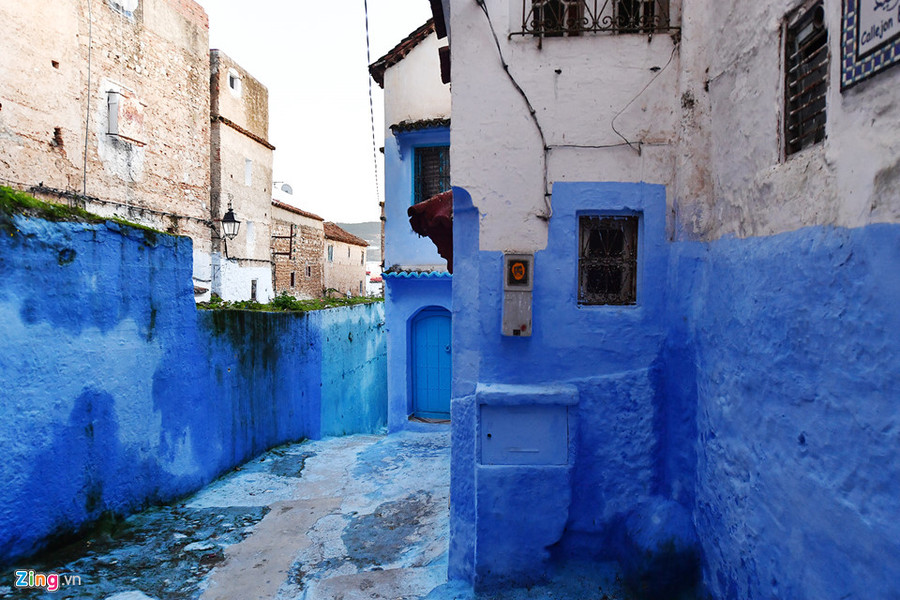  Phóng viên Zing.vn có mặt tại đây vào thời điểm hoàng hôn buông xuống, đường phố dần trở nên thưa thớt và màu xanh của thành phố đang dần biến thành sắc cam dưới ánh đèn đường. 