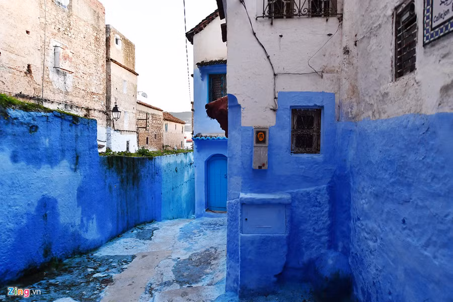  Phóng viên Zing.vn có mặt tại đây vào thời điểm hoàng hôn buông xuống, đường phố dần trở nên thưa thớt và màu xanh của thành phố đang dần biến thành sắc cam dưới ánh đèn đường. 